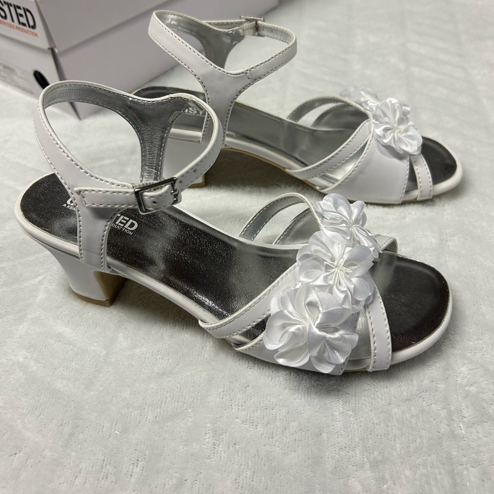 Unlisted girls size 3 heels, white formal dress shoe w/ flowers